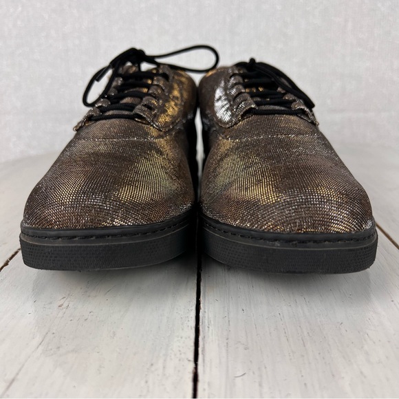 482egu Stuart Weitzman shimmery textile lace up sneakers women 7 gold si… - Picture 2 of 14